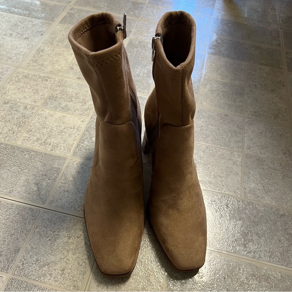 NWOB Dolce Vita Petya Mushroom Stella Suede Embossed Heel Booties - Picture 9 of 10